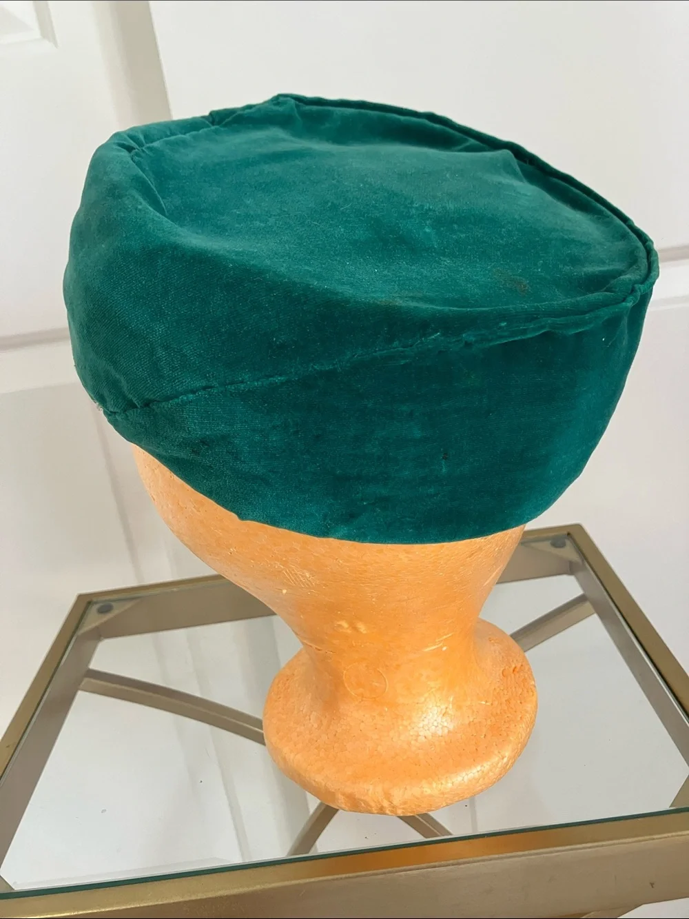Vintage Emerald Green Velvet Pillbox Hat with Pearl Accent